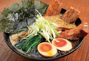 とんこつ塩ラーメン全部のせ