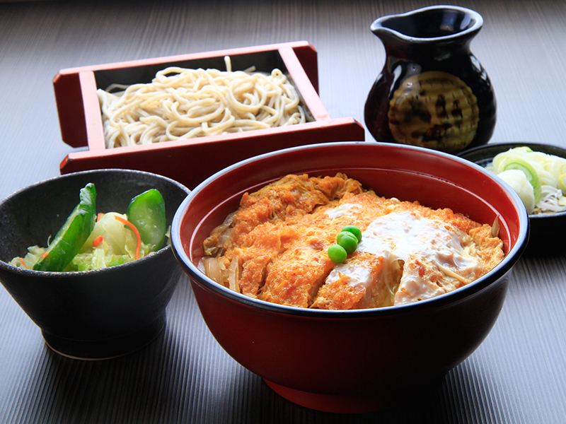 手打ちそばのおすすめセット（かつ丼とおそばのセット）1100円